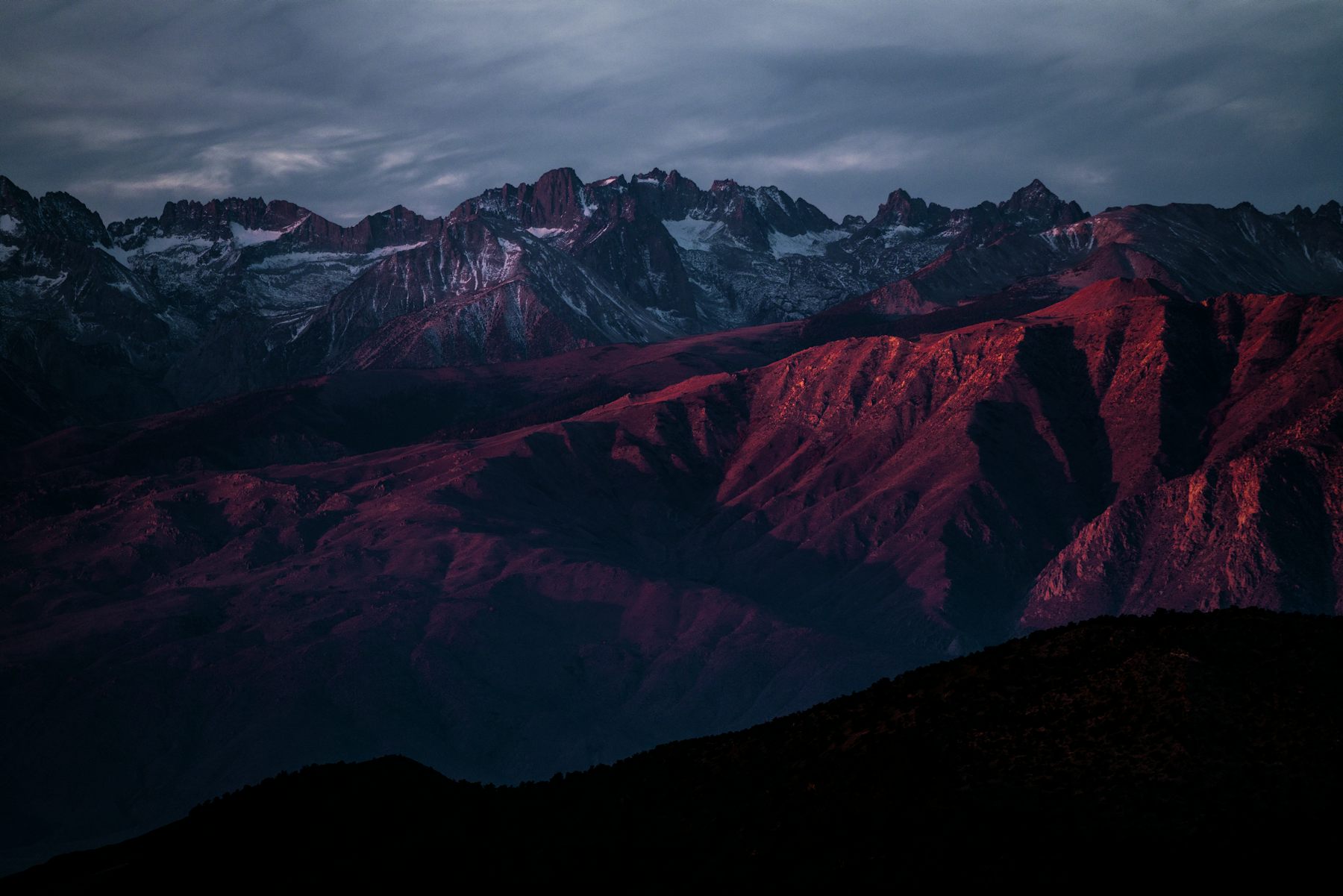 Bergmassiv in der Dämmerung — ruhig, monumental, unbewegt